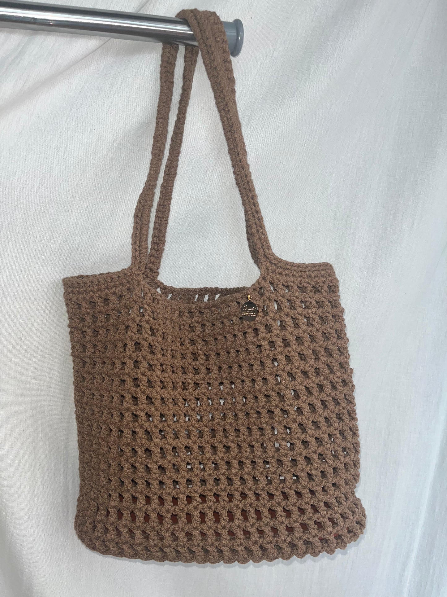 Sommertasche aus recycelter Baumwolle mit gehäkeltem Trageriemen