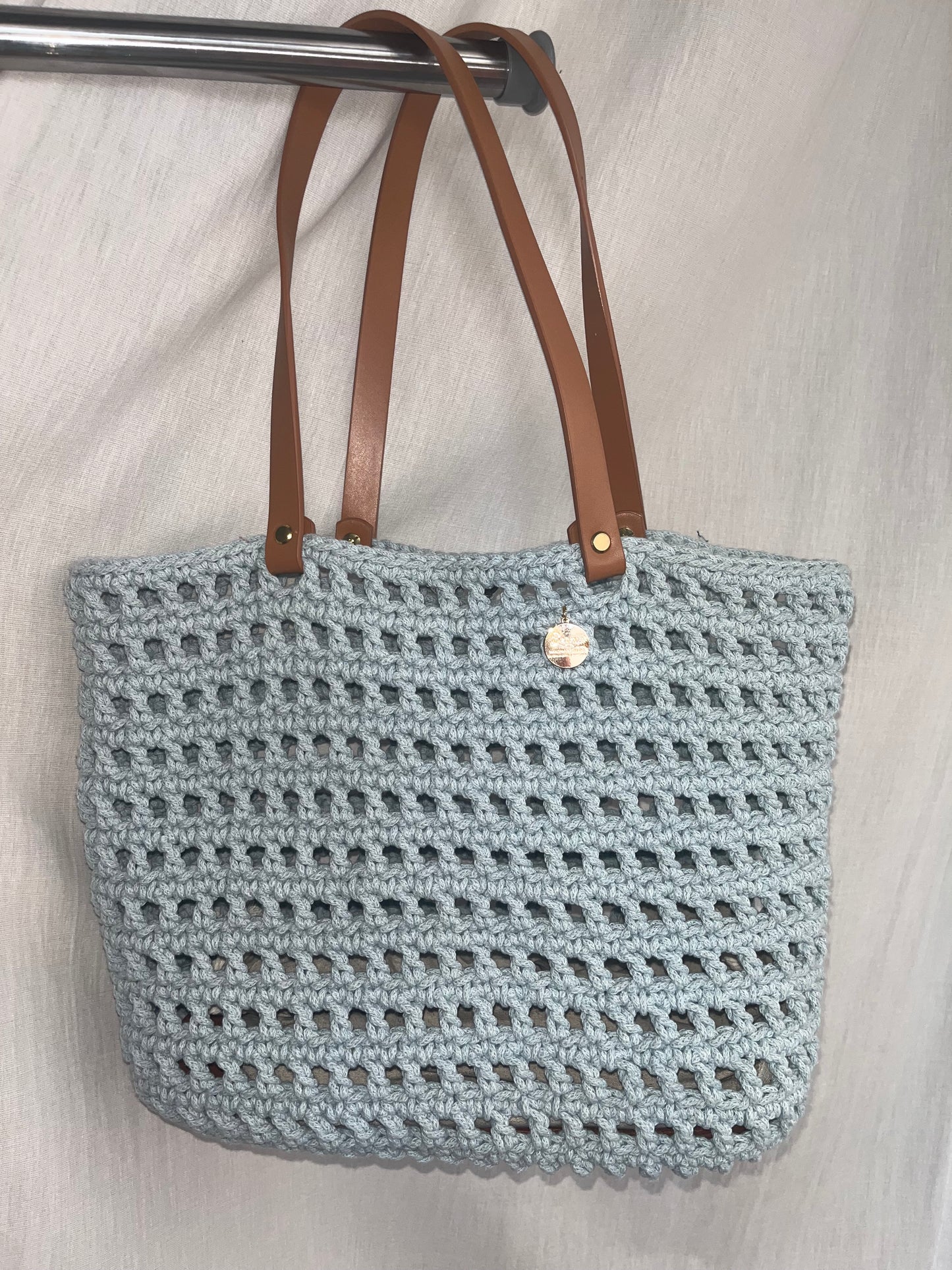 Sommertasche mit Kunstlederriemen und Lederboden