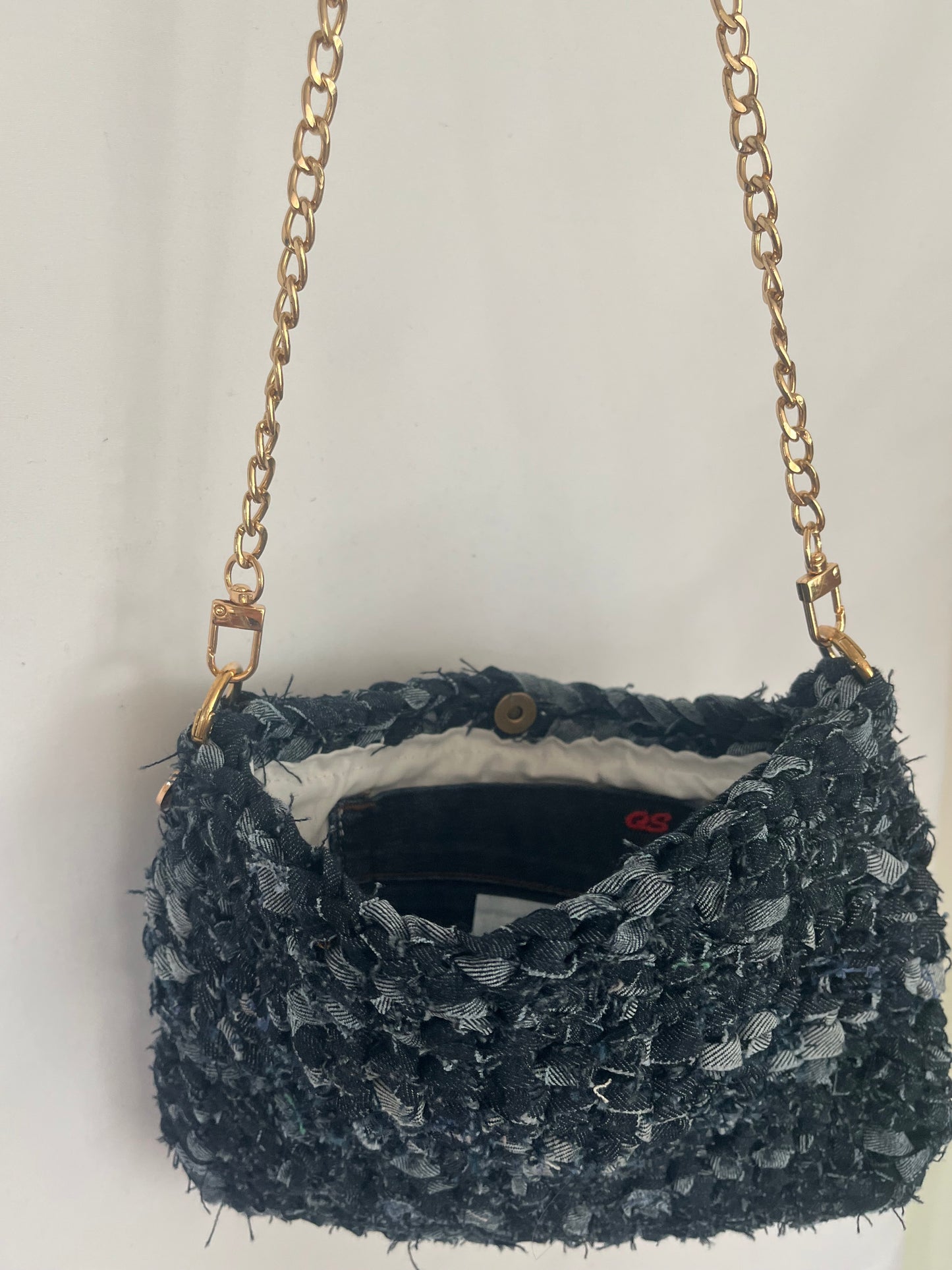 Detailansicht handgemachte Jeanstasche aus Upcycling Denim mit Baumwollfutter und Innentasche in dunkelblau