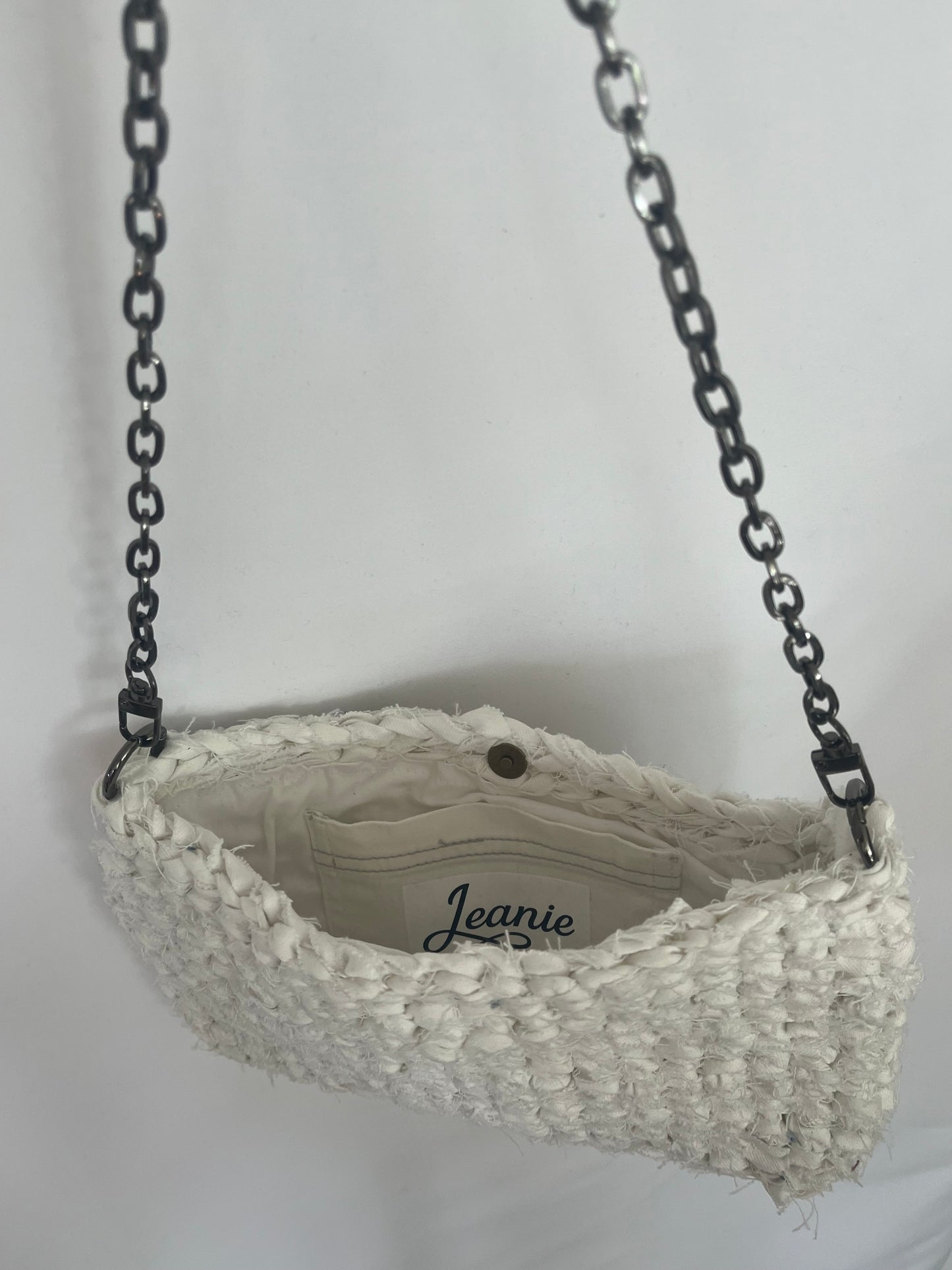 Detailansicht handgemachte Jeanstasche aus Upcycling Denim mit Baumwollfutter und Innentasche in weiß