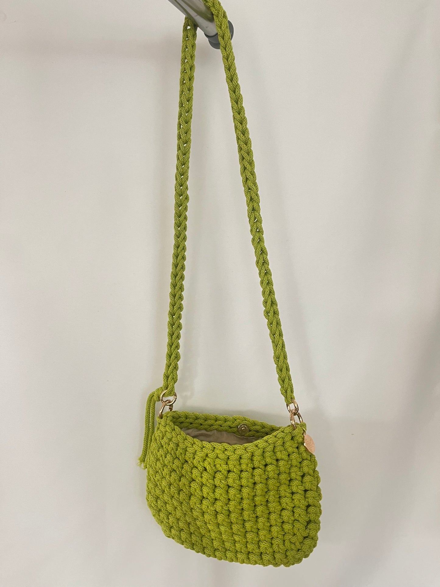 kleine handgemachte Häkeltasche aus Baumwolle in leuchtendem Lime Grün