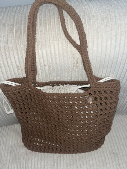Sommertasche aus recycelter Baumwolle mit gehäkeltem Trageriemen