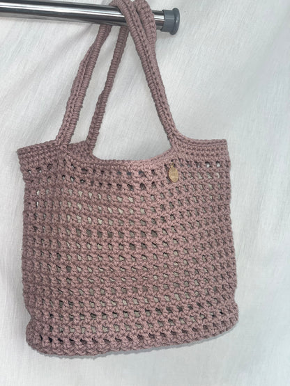 Sommertasche aus recycelter Baumwolle mit gehäkeltem Trageriemen