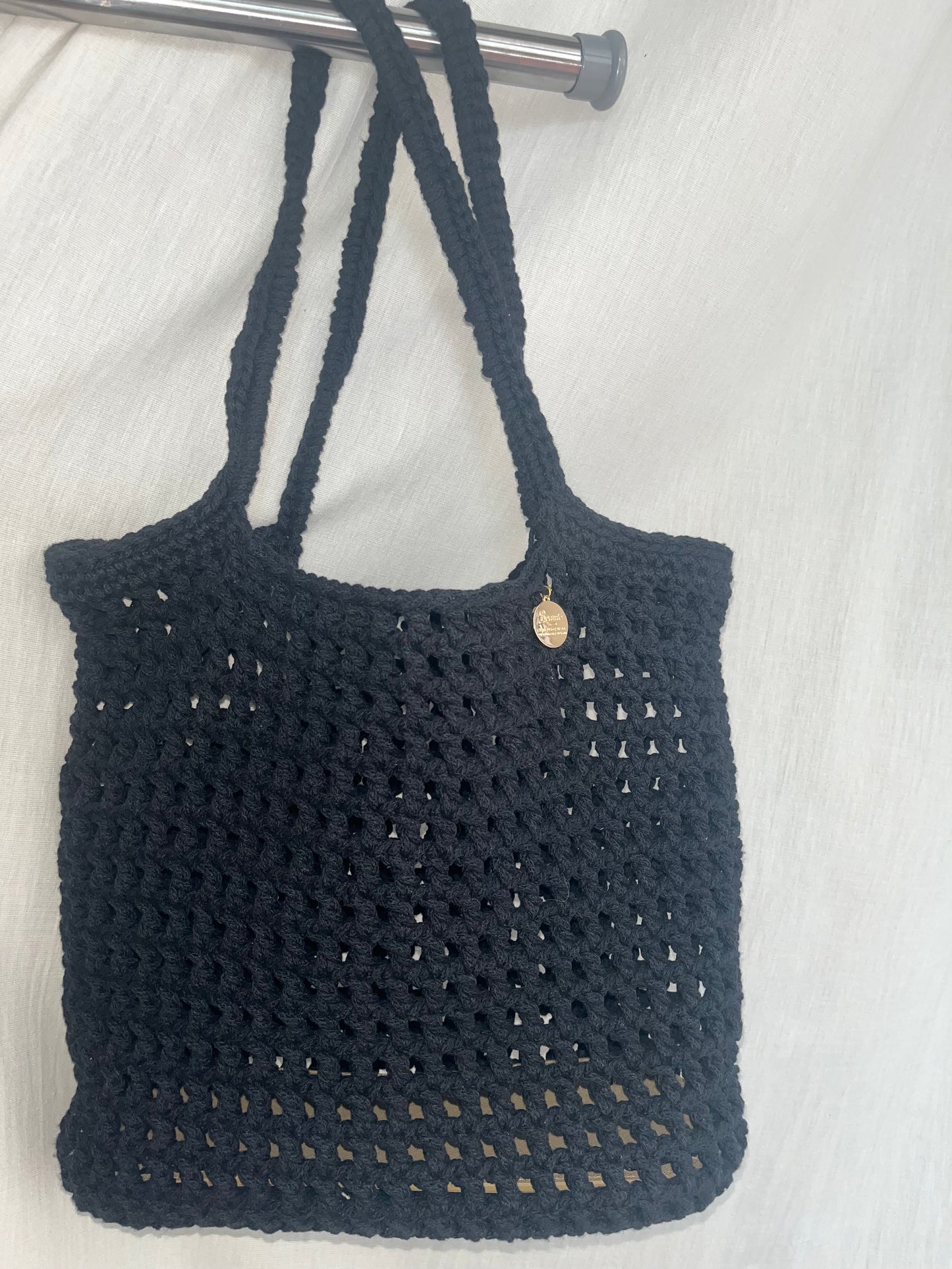 Sommertasche aus recycelter Baumwolle mit gehäkeltem Trageriemen
