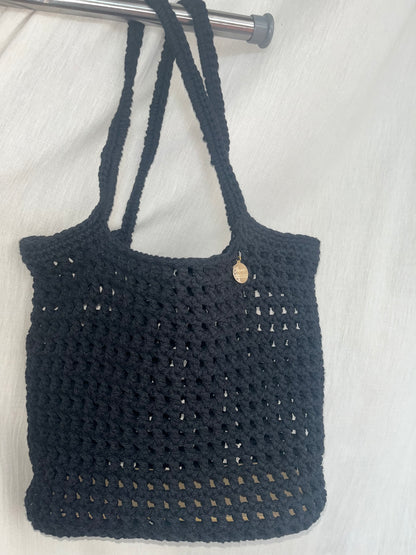 Sommertasche aus recycelter Baumwolle mit gehäkeltem Trageriemen