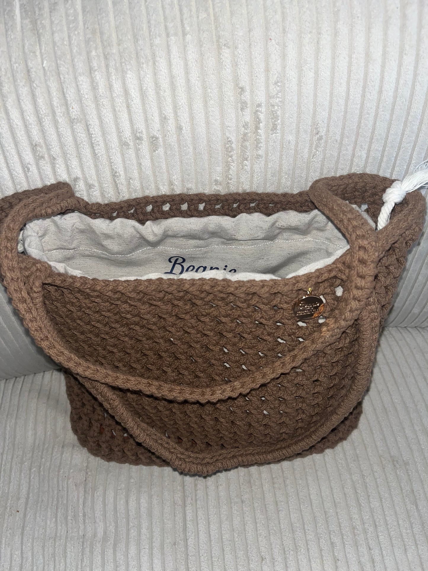 Sommertasche aus recycelter Baumwolle mit gehäkeltem Trageriemen