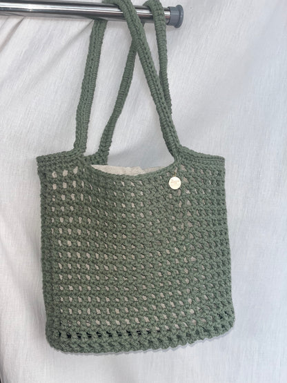 Sommertasche aus recycelter Baumwolle mit gehäkeltem Trageriemen