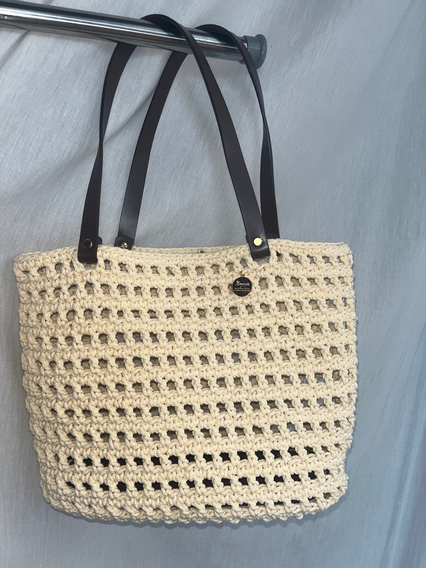 Sommertasche mit Kunstlederriemen und Lederboden
