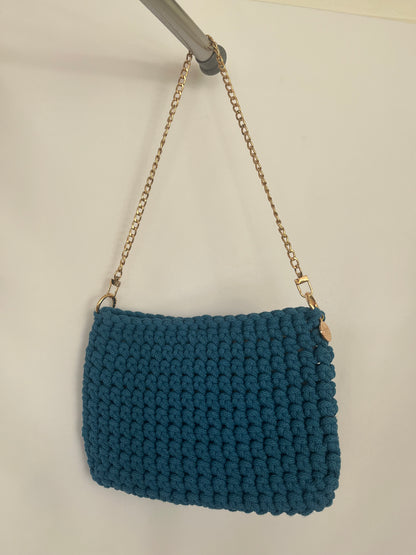 handgemachte Häkeltasche aus Baumwolle in dopamine blue – kräftige mittelgroße Tasche