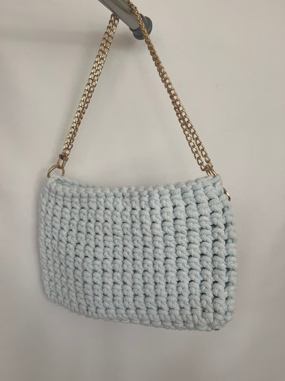 handgemachte Häkeltasche aus Baumwolle in eisblau – leichte mittelgroße Tasche