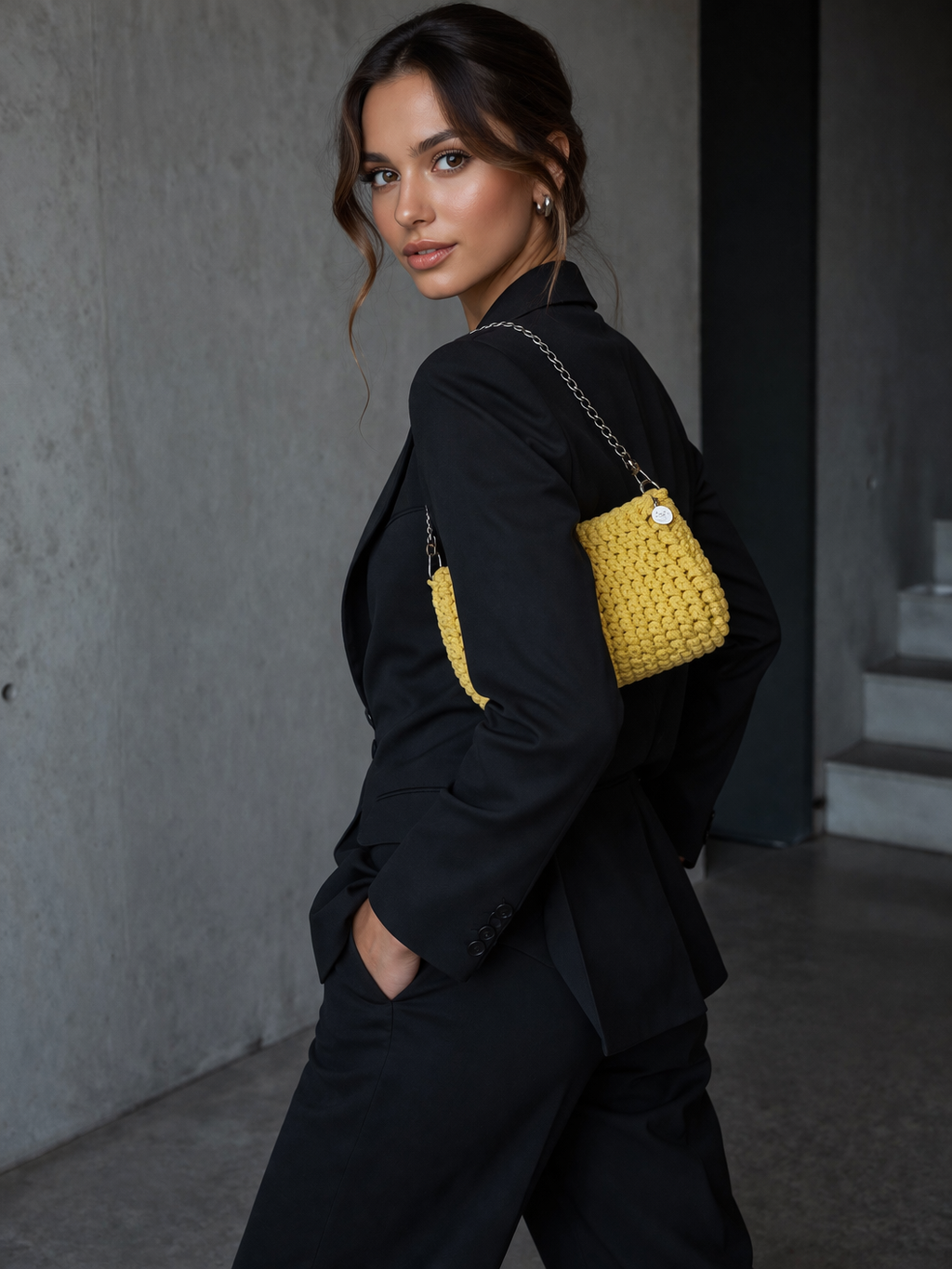 handgemachte Häkeltasche getragen über der Schulter – stilvoller moderner Look 