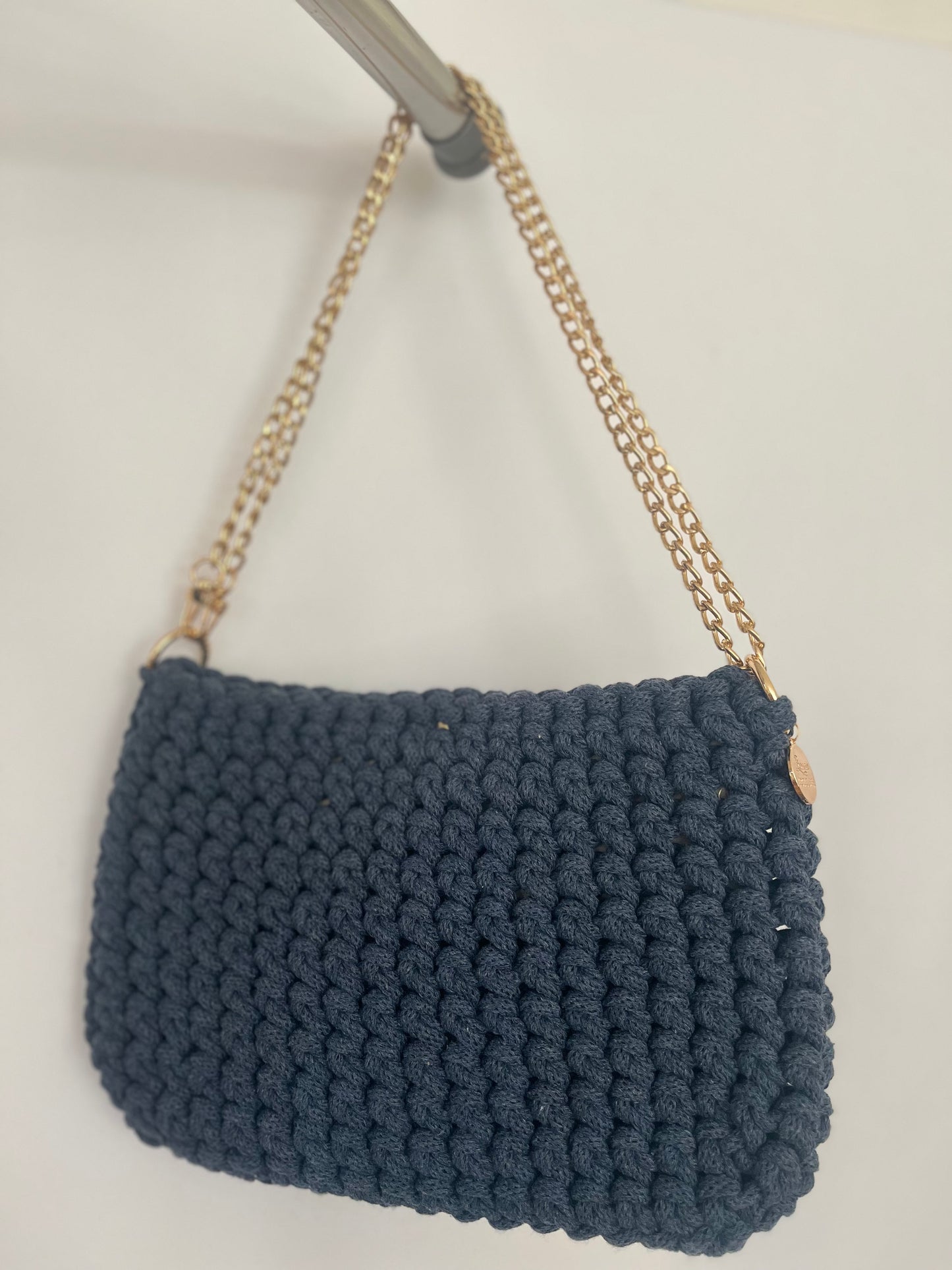 handgemachte Häkeltasche aus Baumwolle in jeans blue – lässige mittelgroße Tasche