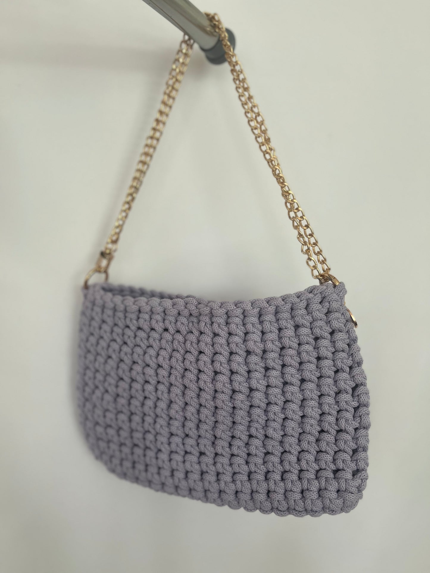 handgemachte Häkeltasche aus Baumwolle in lila – stilvolle mittelgroße Tasche