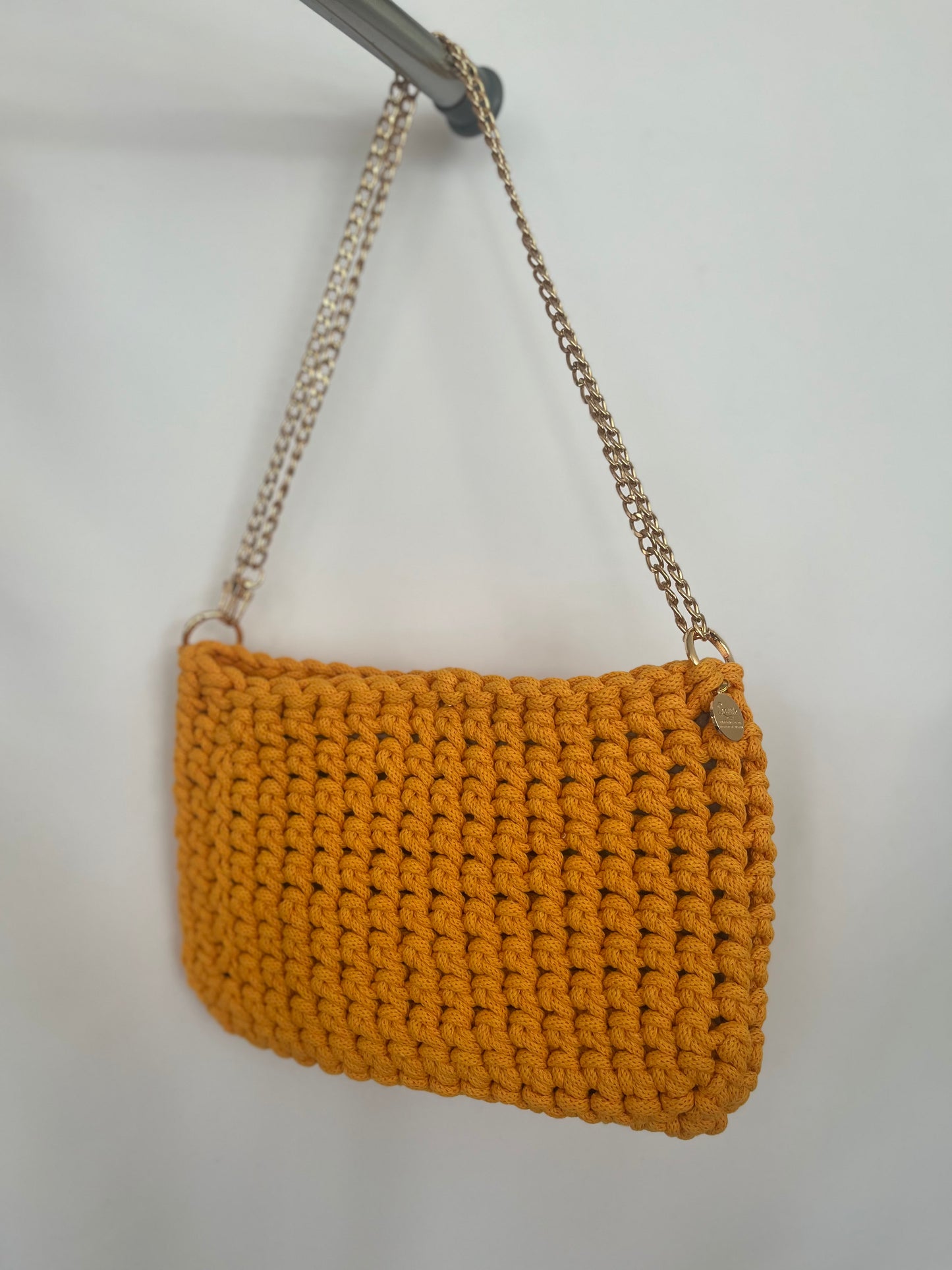 handgemachte Häkeltasche aus Baumwolle in orange – auffällige mittelgroße Tasche