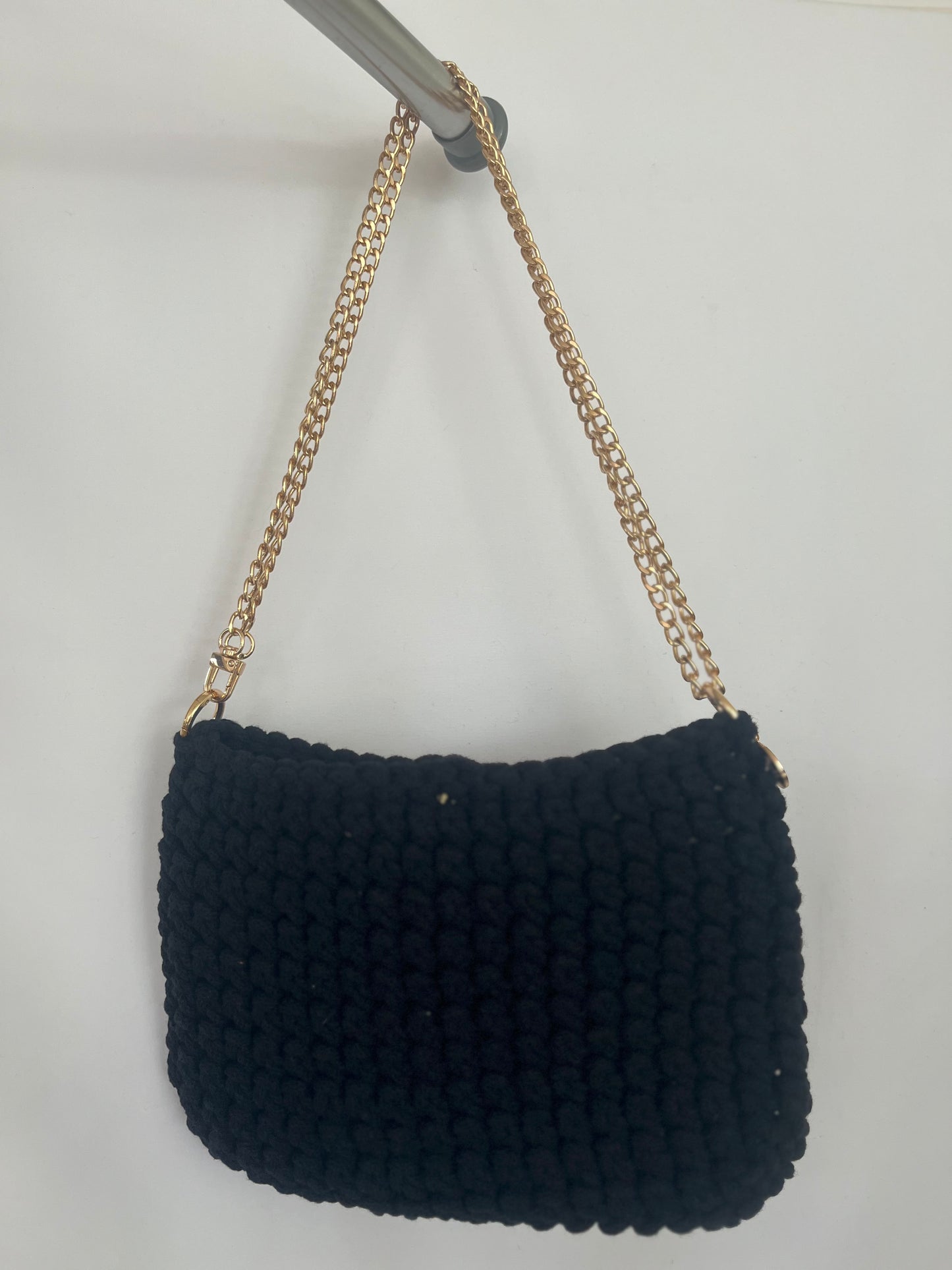 handgemachte Häkeltasche aus Baumwolle in schwarz – zeitlose mittelgroße Tasche