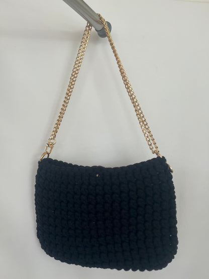 handgemachte Häkeltasche aus Baumwolle in schwarz – zeitlose mittelgroße Tasche