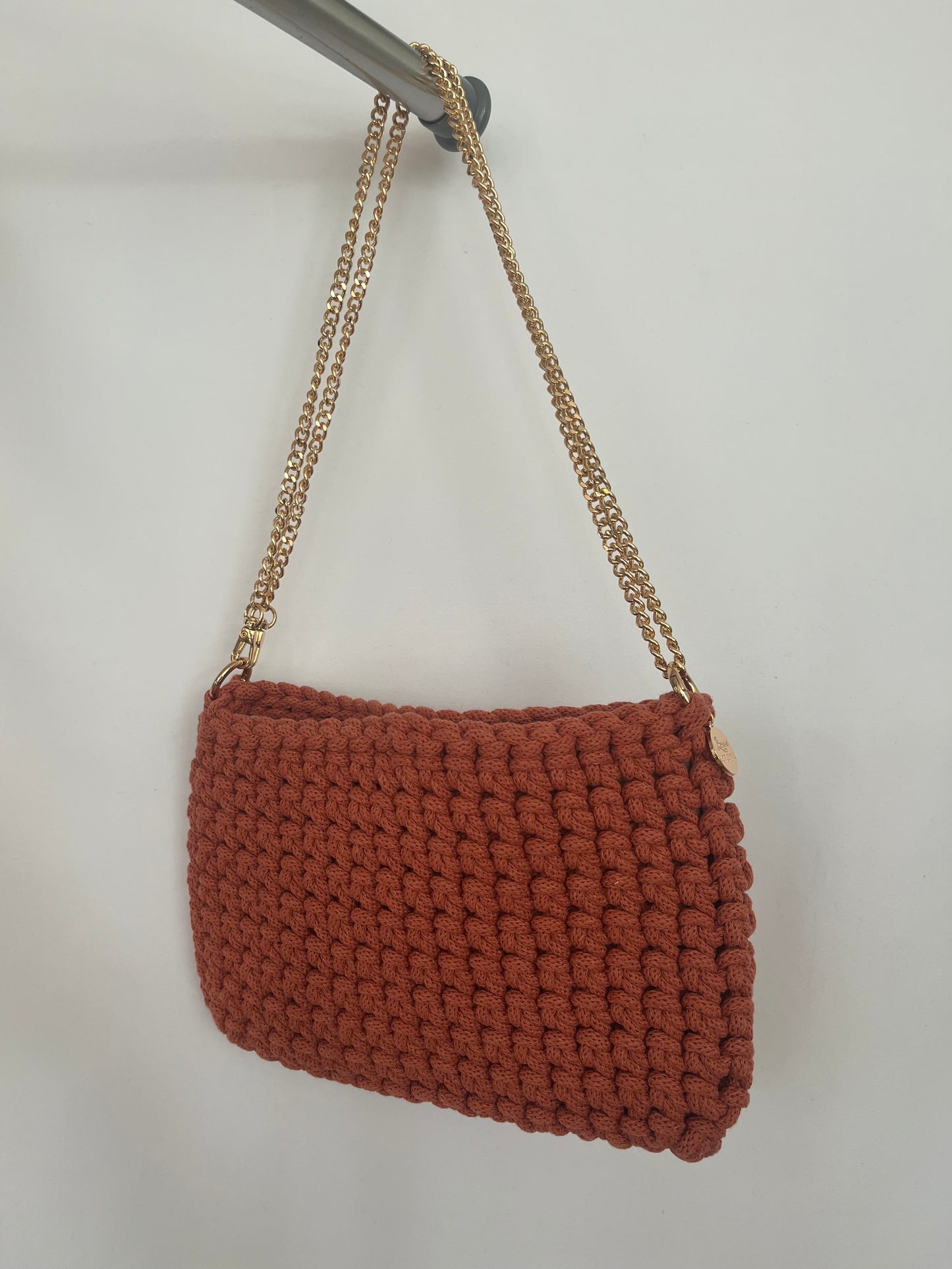 handgemachte Häkeltasche aus Baumwolle in terracotta – erdige mittelgroße Tasche