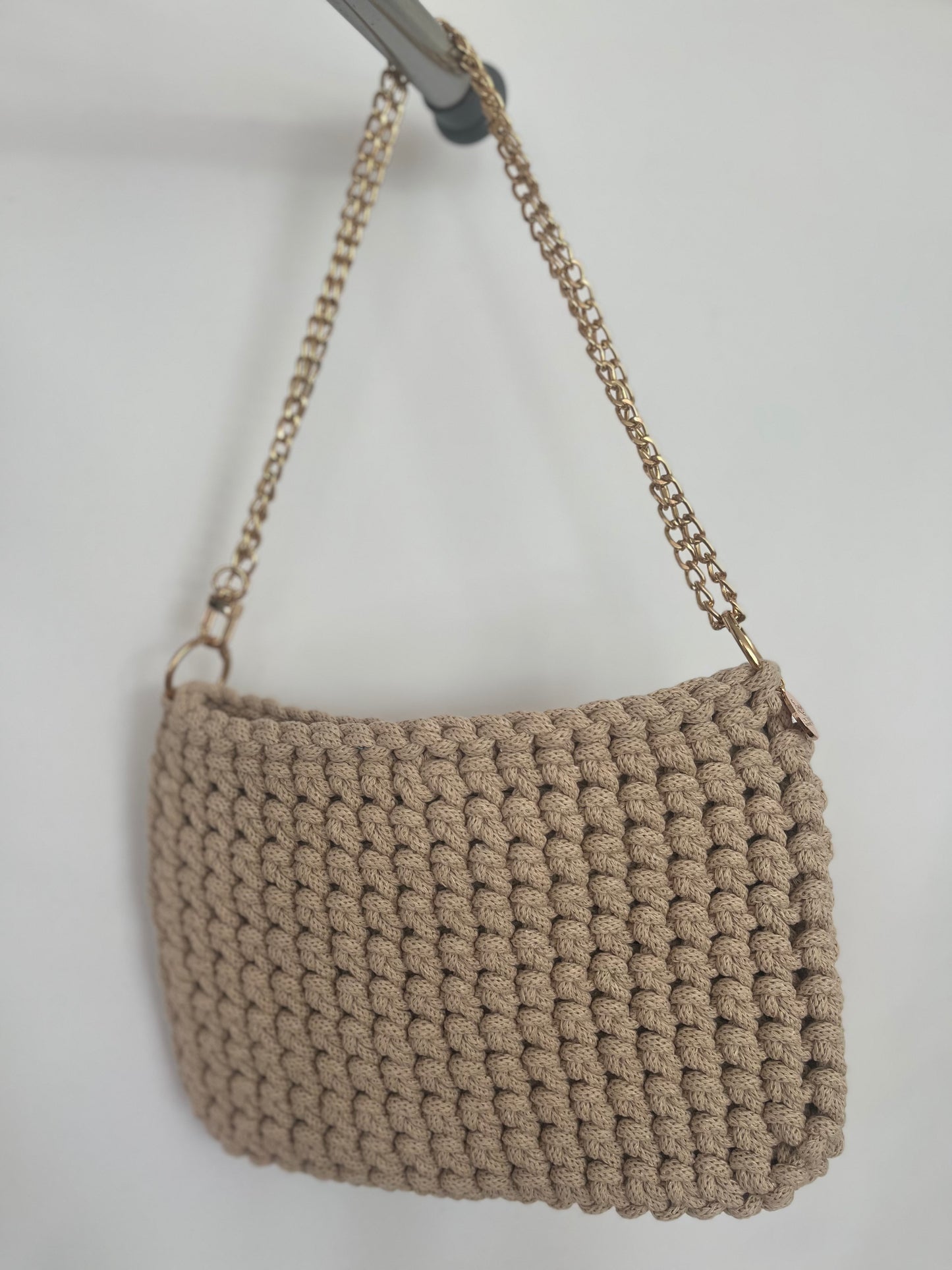 handgemachte Häkeltasche aus Baumwolle in warm beige – elegante mittelgroße Tasche