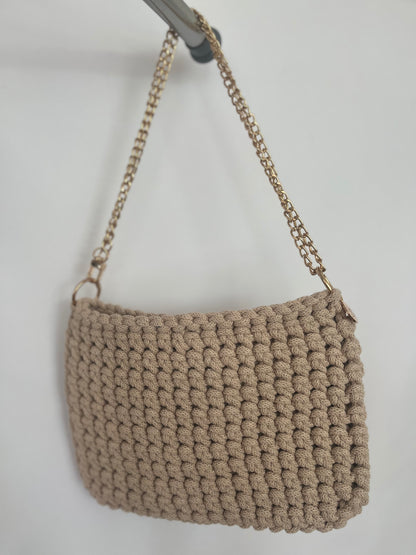 handgemachte Häkeltasche aus Baumwolle in warm beige – elegante mittelgroße Tasche