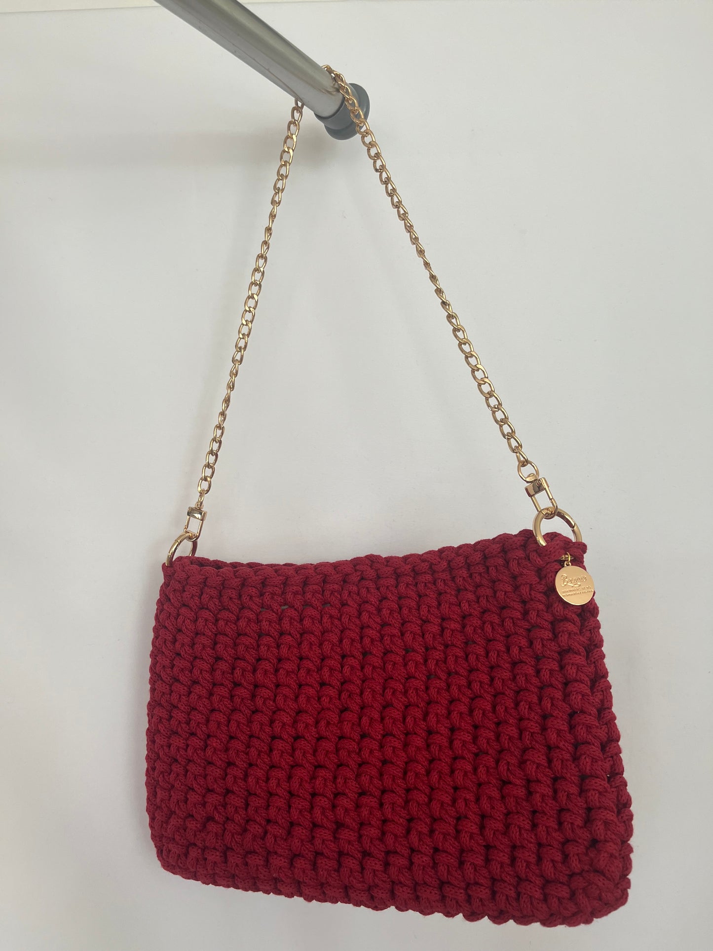 handgemachte Häkeltasche aus Baumwolle in weinrot – stilvolle mittelgroße Tasche