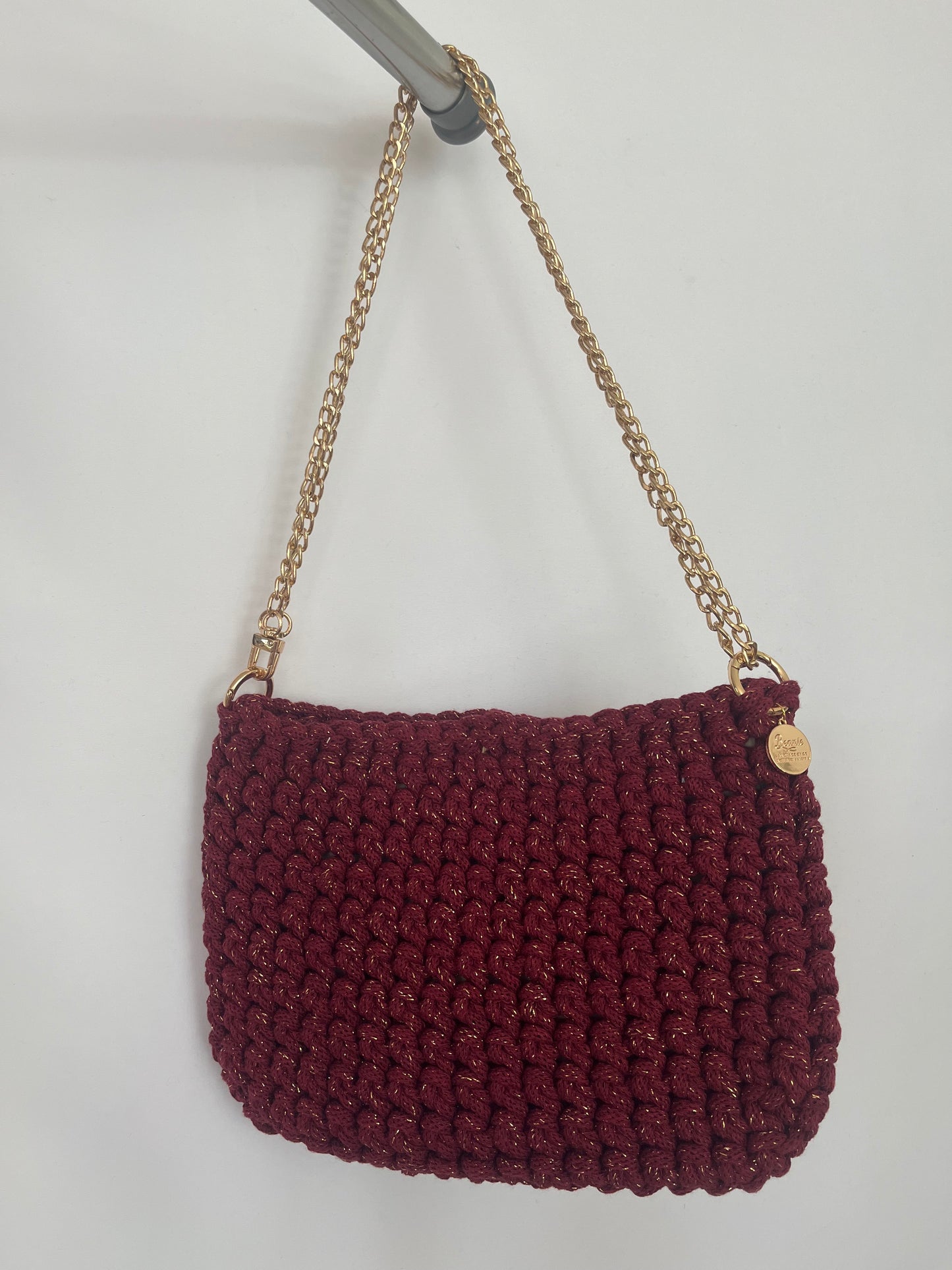 handgemachte Häkeltasche aus Baumwolle in weinrot mit goldenen Details – elegante Tasche