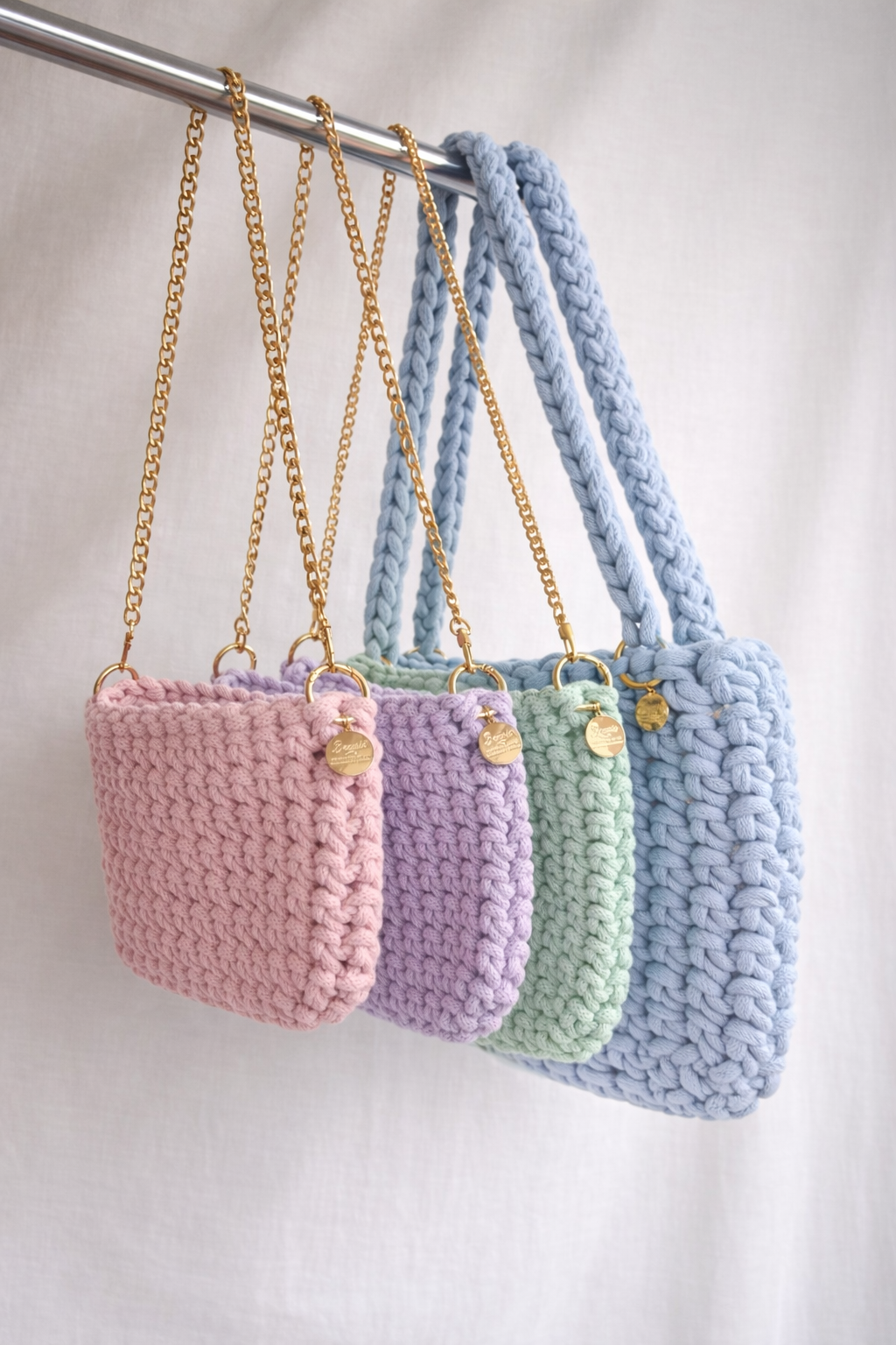 andgefertigte Beanie Häkeltaschen in vier Größen – MiniLove, Little Love, Daily und Big aus nachhaltiger Baumwolle