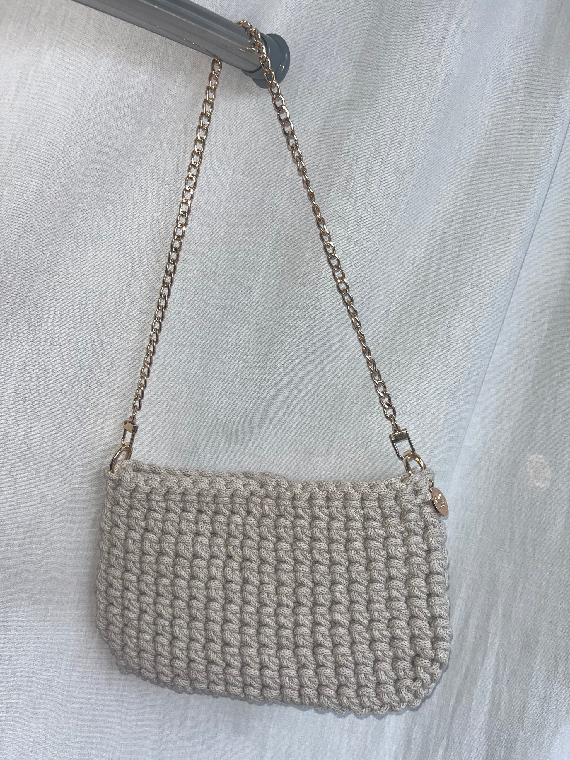 kleine handgemachte Häkeltasche aus Baumwolle in beige – kompakte nachhaltige Tasche