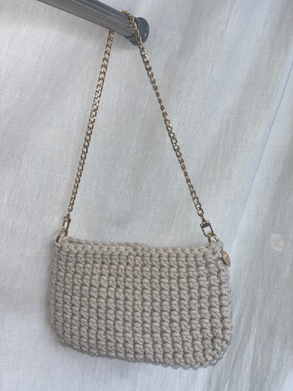 kleine handgemachte Häkeltasche aus Baumwolle in beige – kompakte nachhaltige Tasche