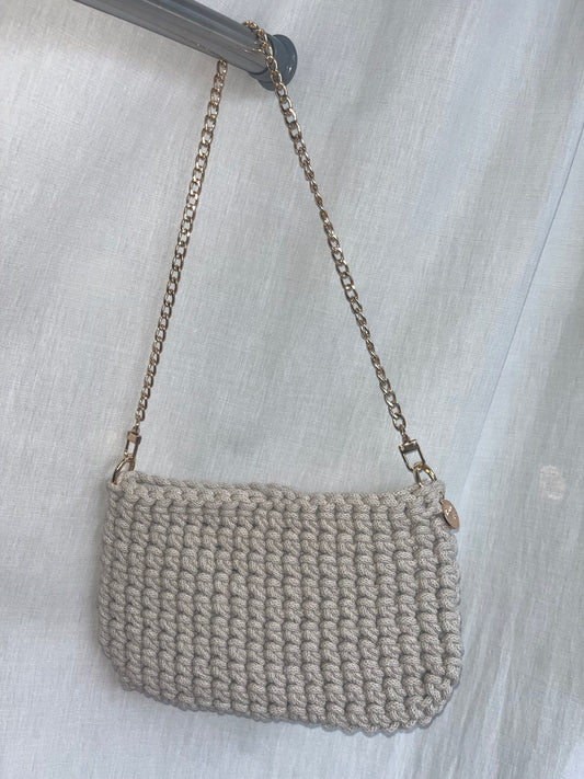 kleine handgemachte Häkeltasche aus Baumwolle in beige – kompakte nachhaltige Tasche