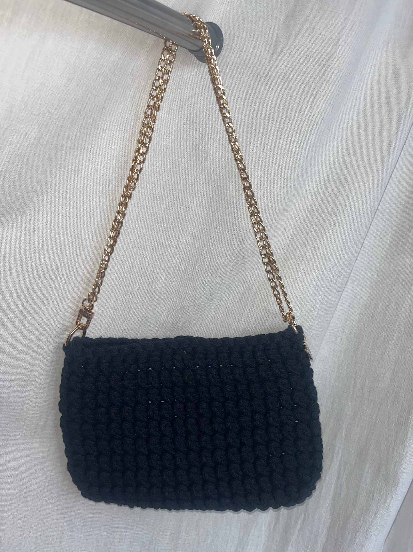 kleine handgemachte Häkeltasche aus Baumwolle in schwarz – zeitlose Tasche