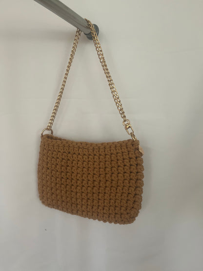 kleine handgemachte Häkeltasche aus Baumwolle in caramel – warme kompakte Tasche