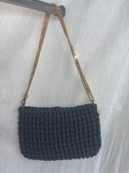 kleine handgemachte Häkeltasche aus Baumwolle in charcoal grau – minimalistische Tasche