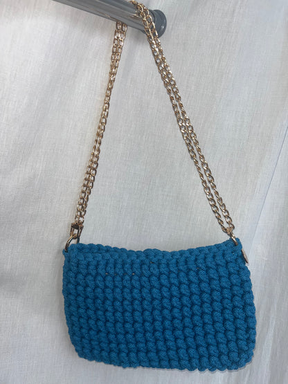 kleine handgemachte Häkeltasche aus Baumwolle in dopamine blue – kräftige Tasche