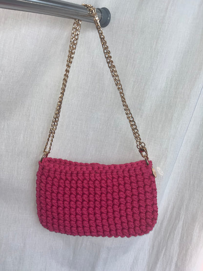kleine handgemachte Häkeltasche aus Baumwolle in dopamine pink – auffällige Tasche