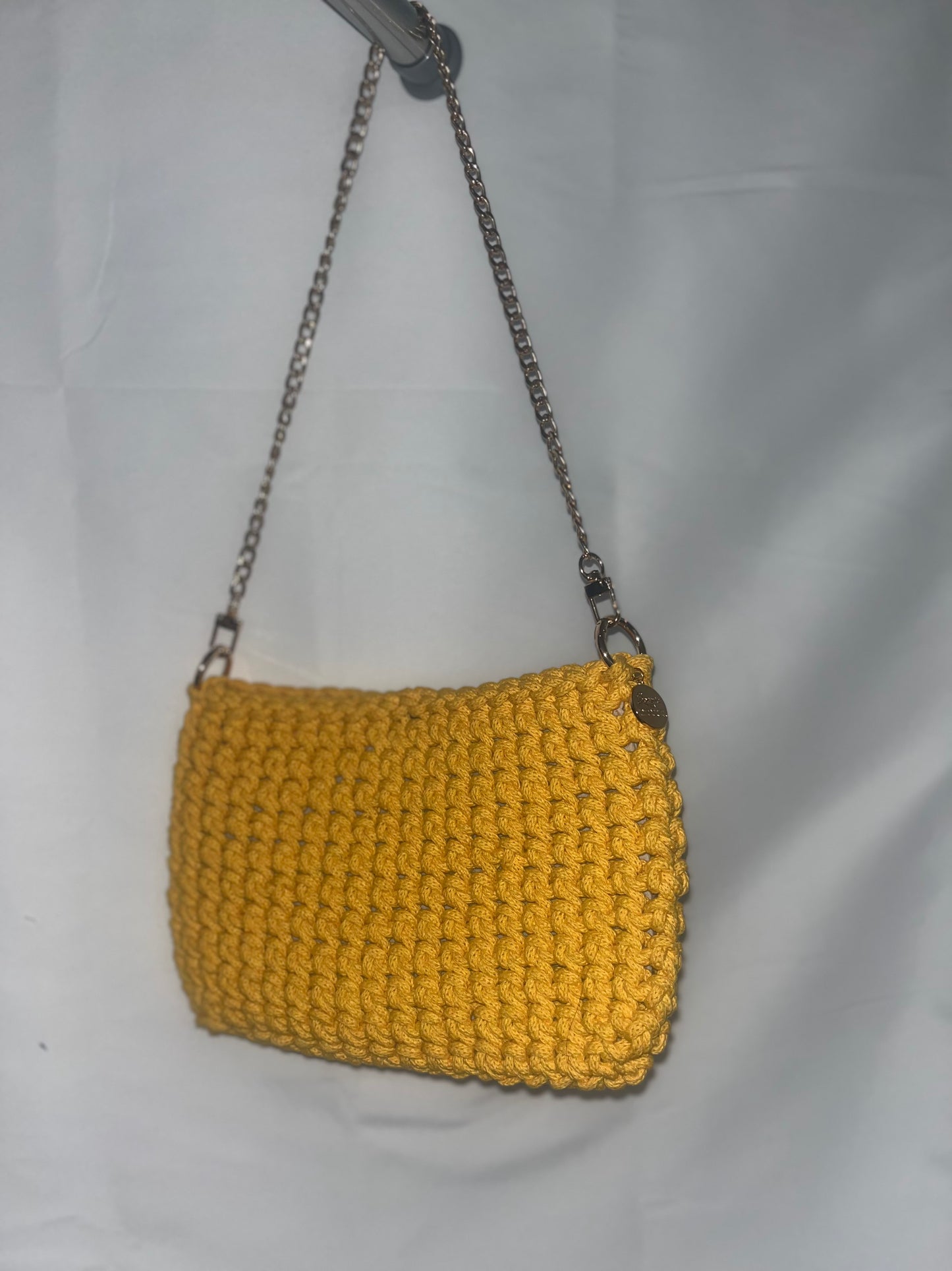 kleine handgemachte Häkeltasche aus Baumwolle in gelb – frische kompakte Tasche