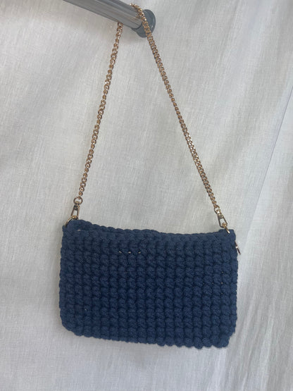 kleine handgemachte Häkeltasche aus Baumwolle in jeans blue – lässige Tasche
