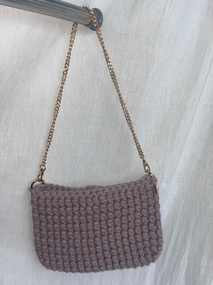 kleine handgemachte Häkeltasche aus Baumwolle in mauve – elegante Tasche