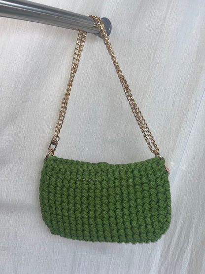 kleine handgemachte Häkeltasche aus Baumwolle in moss green – natürliche kompakte Tasche