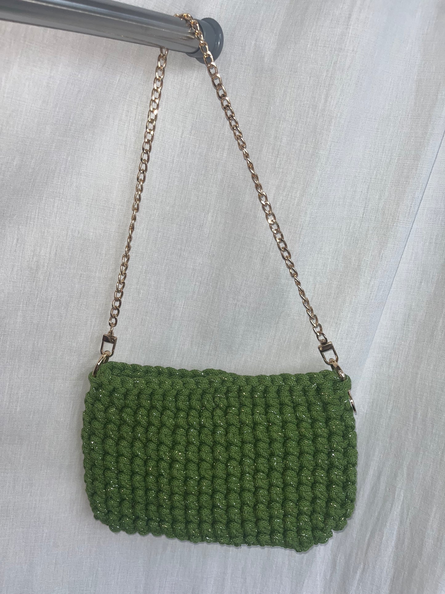 kleine handgemachte Häkeltasche aus Baumwolle in moss green mit goldener Kette