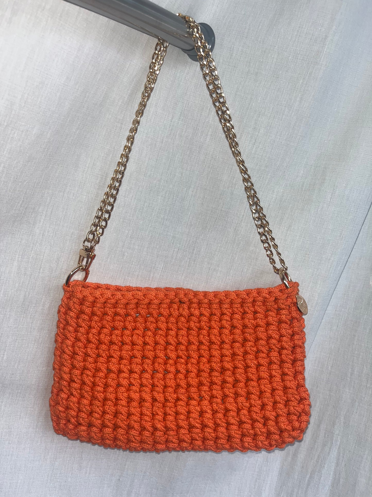 kleine handgemachte Häkeltasche aus Baumwolle in orange – auffällige Tasche