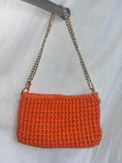 kleine handgemachte Häkeltasche aus Baumwolle in orange – auffällige Tasche