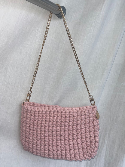 kleine handgemachte Häkeltasche aus Baumwolle in pastell pink – zarte kompakte Tasche