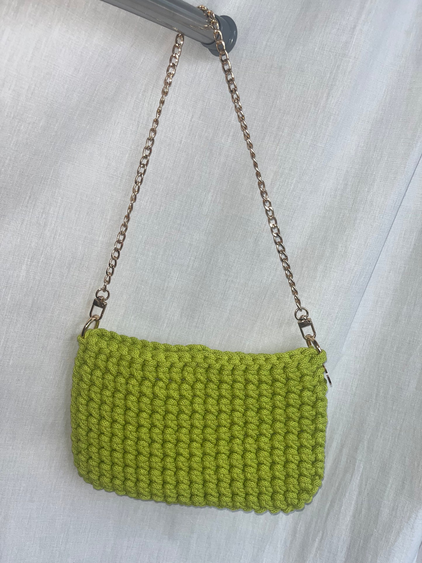 kleine handgemachte Häkeltasche aus Baumwolle in pistaziengrün – frische Tasche