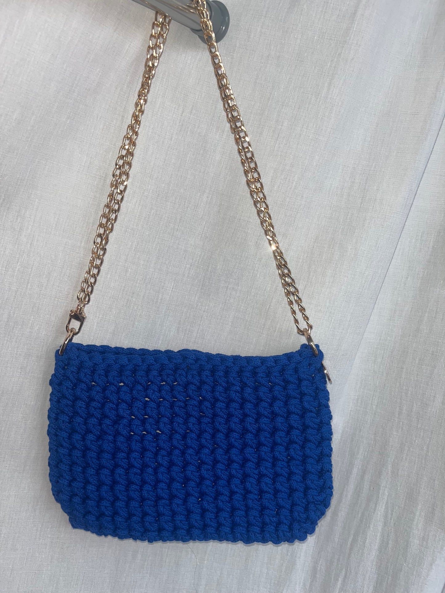 kleine handgemachte Häkeltasche aus Baumwolle in royalblau – elegante kompakte Tasche