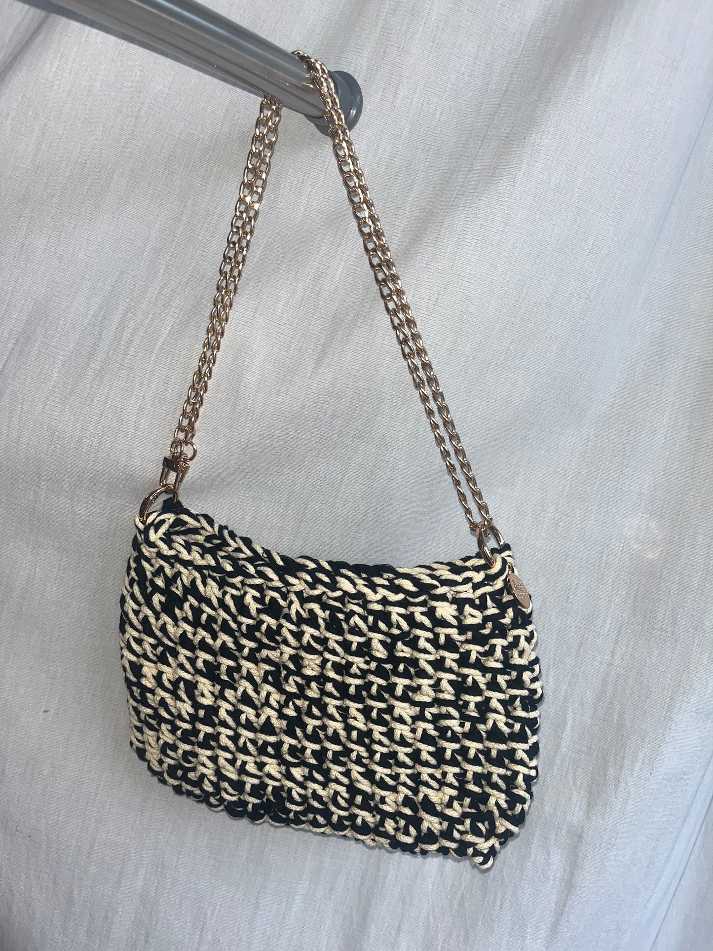 kleine handgemachte Häkeltasche aus Baumwolle in schwarz gelb – auffällige Tasche