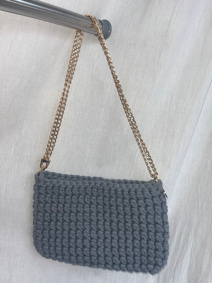 kleine handgemachte Häkeltasche aus Baumwolle in steel grau – minimalistische Tasche