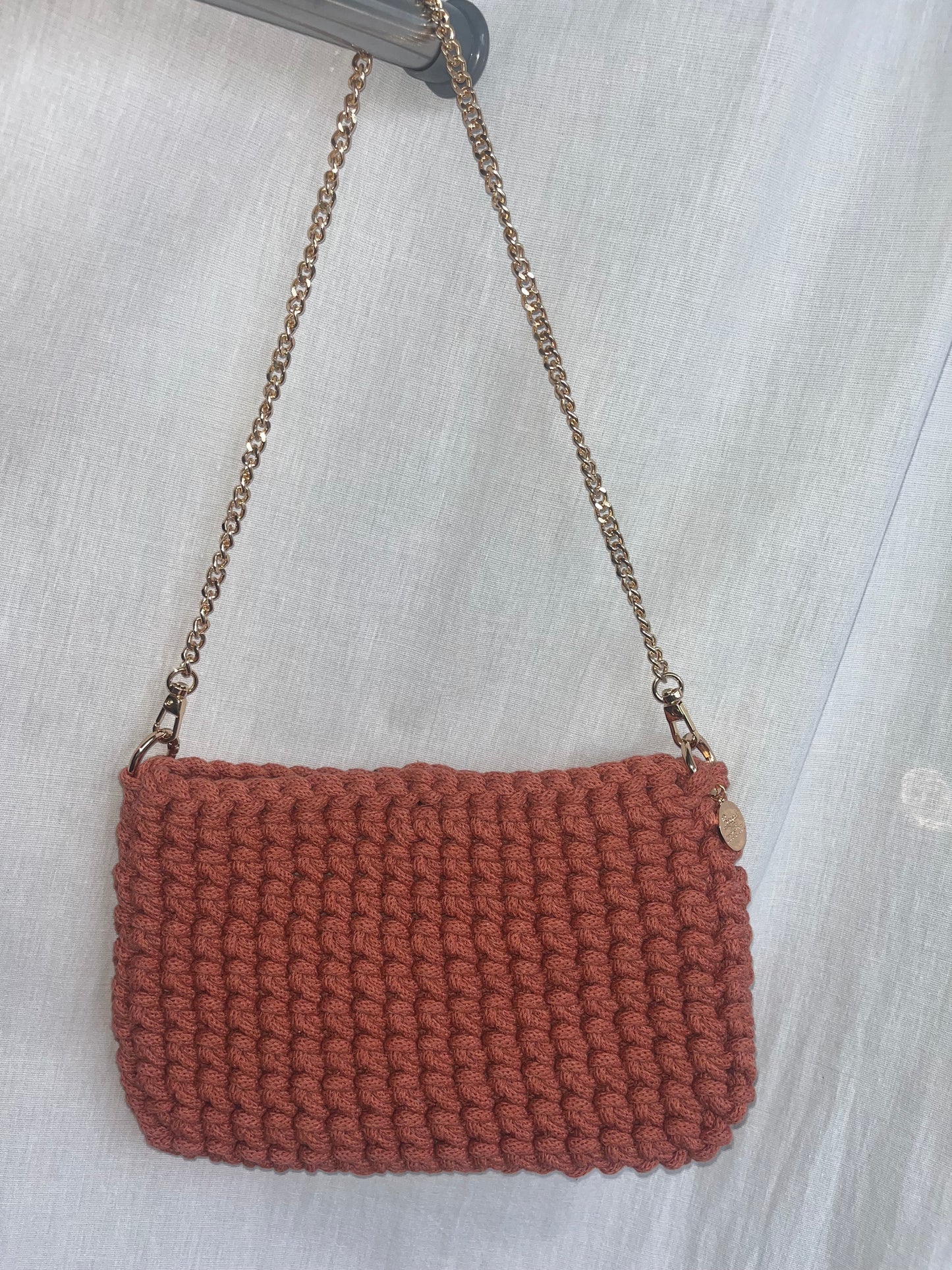 kleine handgemachte Häkeltasche aus Baumwolle in terracotta – kompakte Tasche