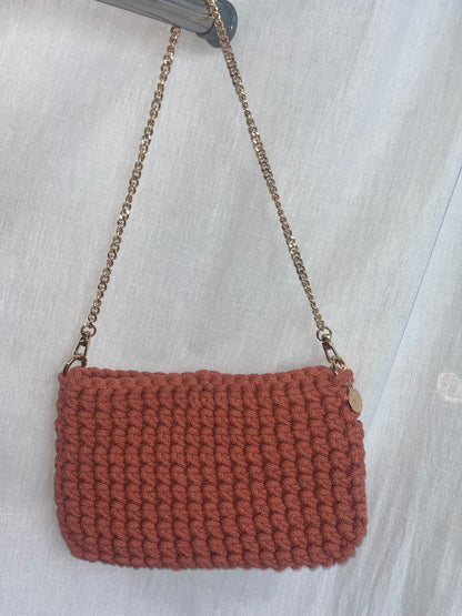 kleine handgemachte Häkeltasche aus Baumwolle in terracotta – kompakte Tasche