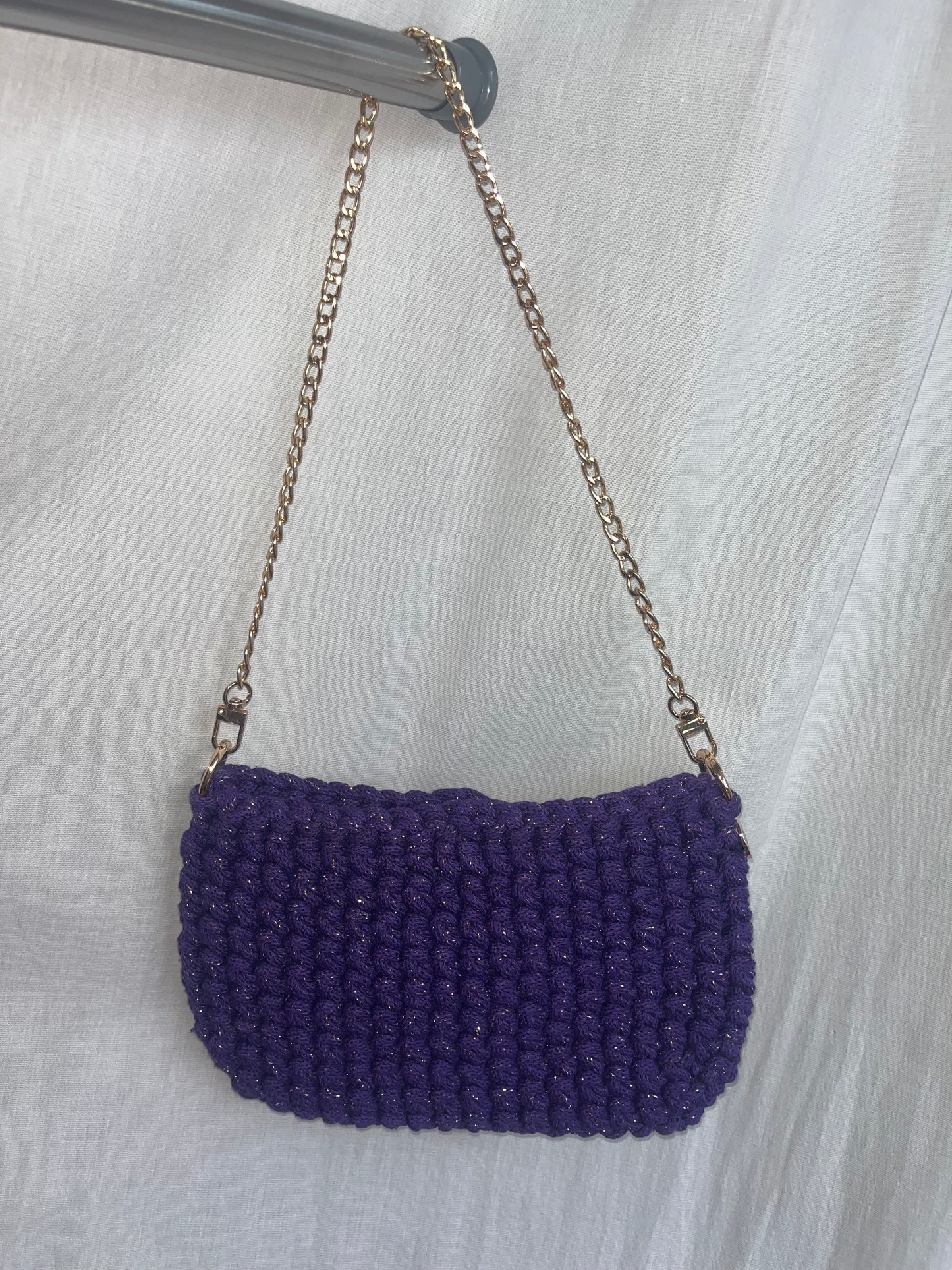 kleine handgemachte Häkeltasche aus Baumwolle in violett mit goldener Kette