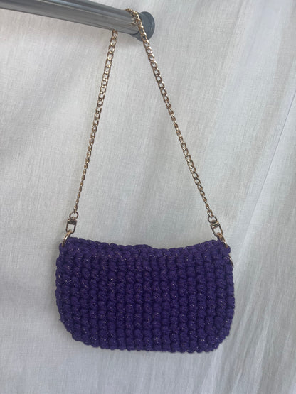 kleine handgemachte Häkeltasche aus Baumwolle in violett mit goldener Kette